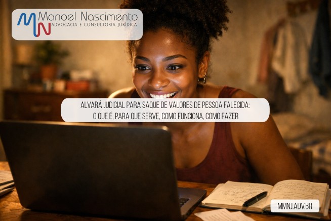 Mulher negra brasileira olhando para laptop com entusiasmo, estudando sobre alvará judicial para levantar valores de pessoa falecida, limite de valor e procedimentos legais de sucessão.