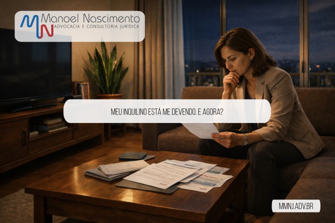 Meu inquilino não paga aluguel: proprietária analisa documentos de aluguel atrasado em sala de apartamento brasileiro à noite, refletindo sobre o que fazer diante da inadimplência e das alternativas legais do locador.